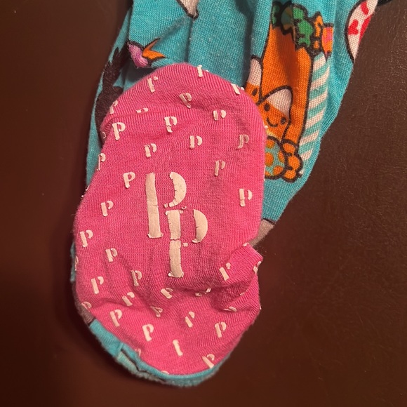 POSH PEANUT X HELLO KITTY onesie w/ ruffled back (LIMITED EDITION) - Picture 4 of 4